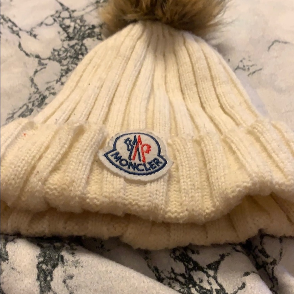 moncler hat - Picture 2 of 3